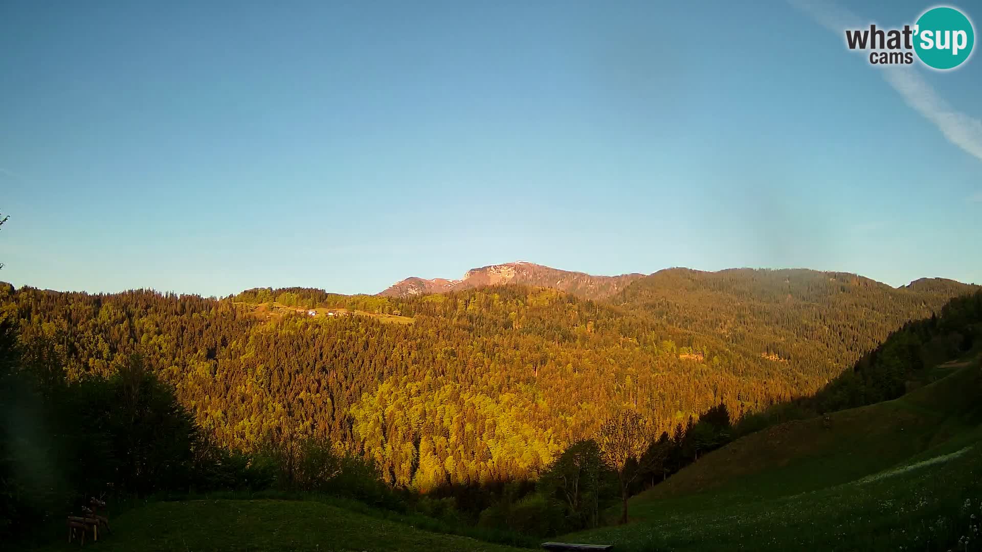 Spletna kamera Brunarica Dražgoše – Pogled v živo na Ratitovec (1666 m)