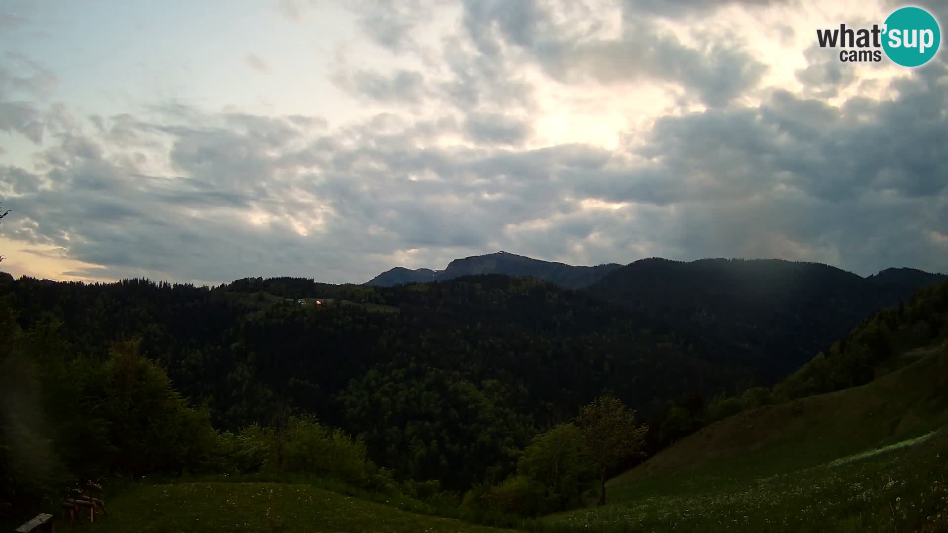 Webcam Brunarica Dražgoše – Live View of Ratitovec (1666 m)