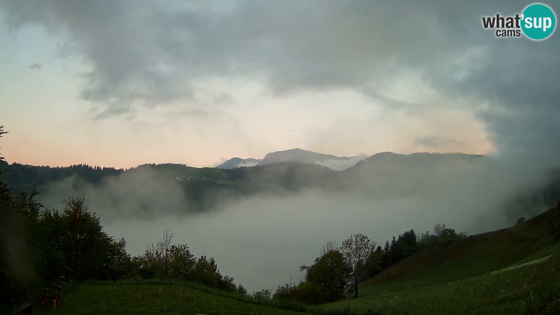 Webcam Brunarica Dražgoše – Live View of Ratitovec (1666 m)