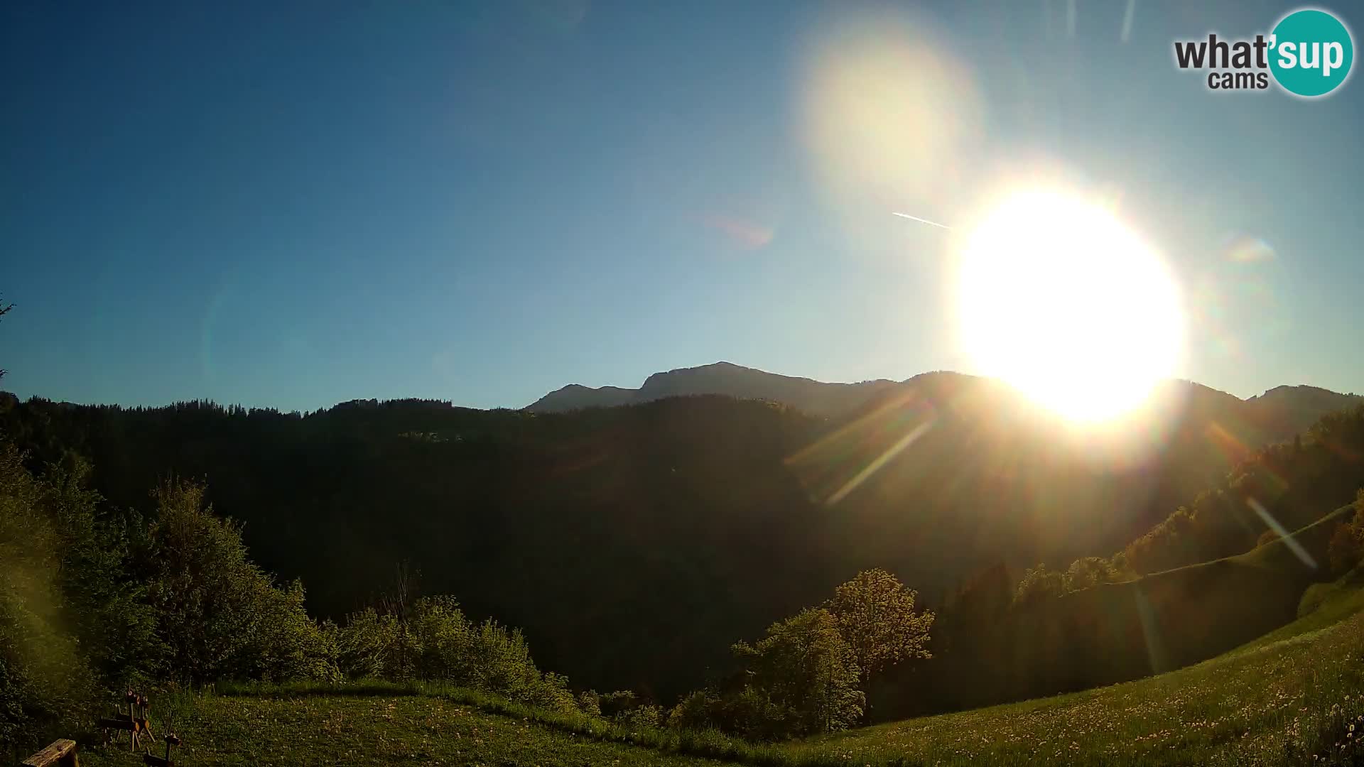 Spletna kamera Brunarica Dražgoše – Pogled v živo na Ratitovec (1666 m)