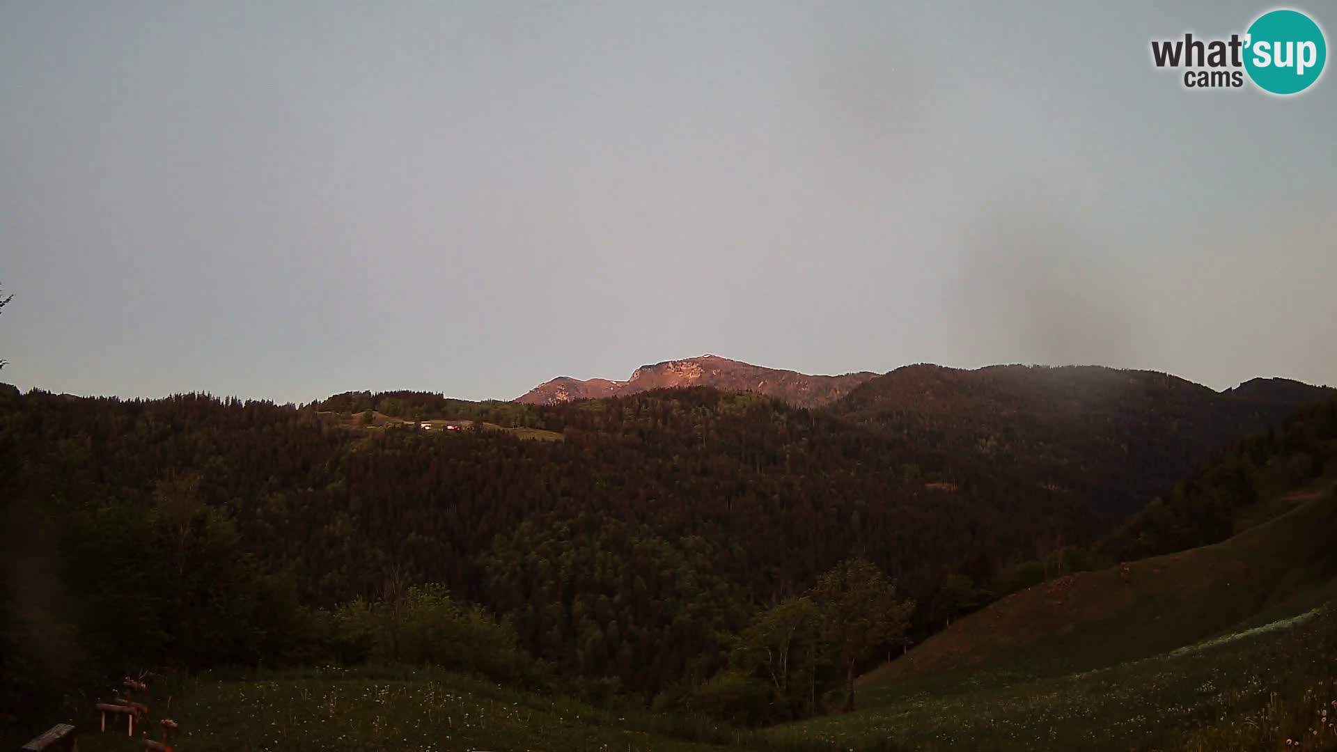 Spletna kamera Brunarica Dražgoše – Pogled v živo na Ratitovec (1666 m)
