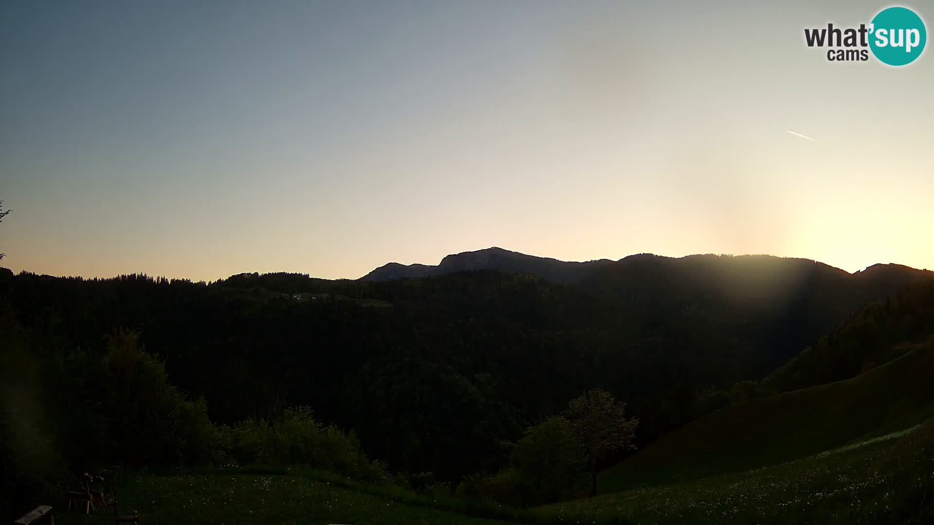 Spletna kamera Brunarica Dražgoše – Pogled v živo na Ratitovec (1666 m)