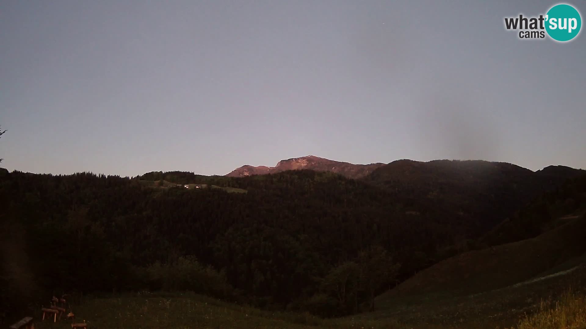 Spletna kamera Brunarica Dražgoše – Pogled v živo na Ratitovec (1666 m)