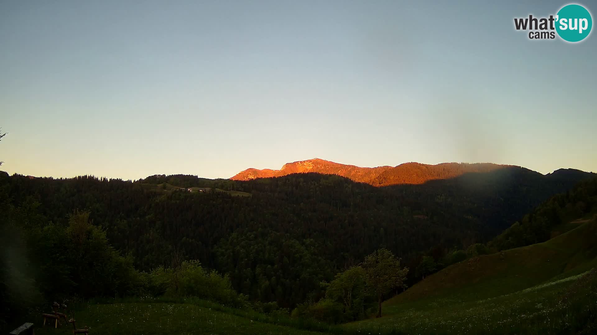 Spletna kamera Brunarica Dražgoše – Pogled v živo na Ratitovec (1666 m)