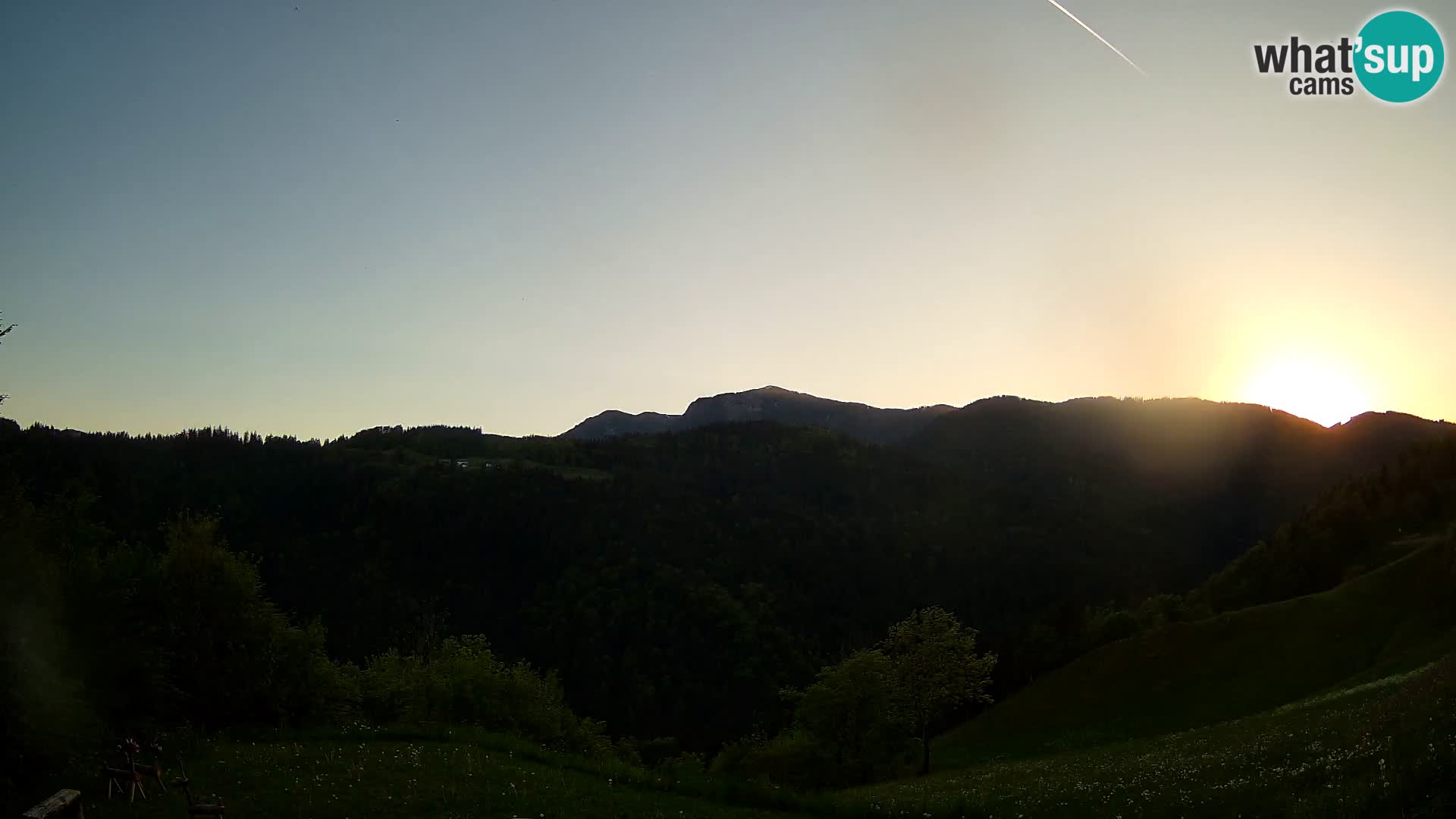 Spletna kamera Brunarica Dražgoše – Pogled v živo na Ratitovec (1666 m)
