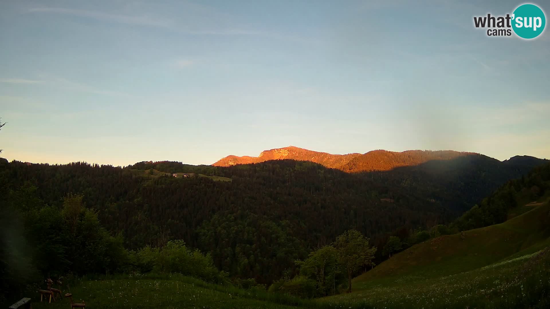 Spletna kamera Brunarica Dražgoše – Pogled v živo na Ratitovec (1666 m)