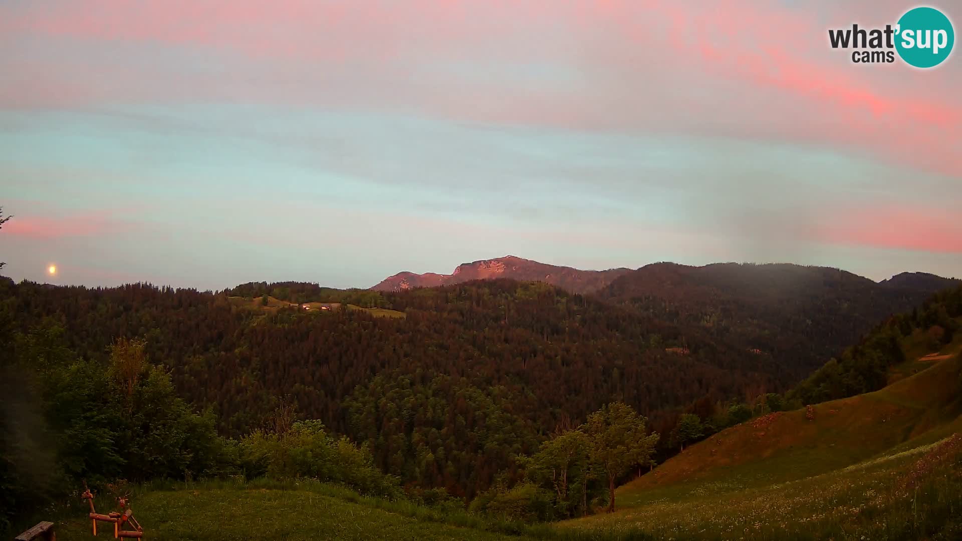 Spletna kamera Brunarica Dražgoše – Pogled v živo na Ratitovec (1666 m)
