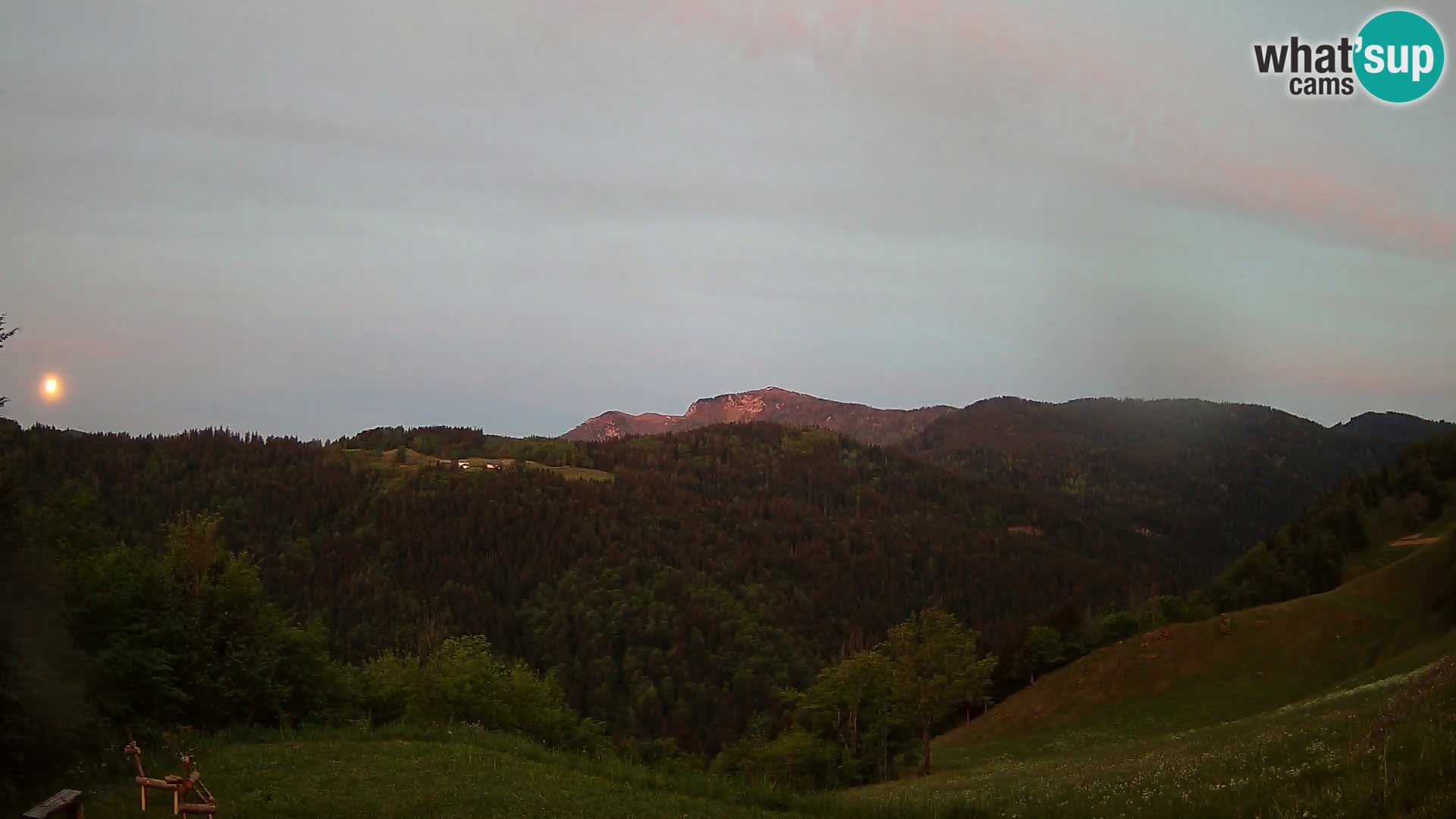 Spletna kamera Brunarica Dražgoše – Pogled v živo na Ratitovec (1666 m)
