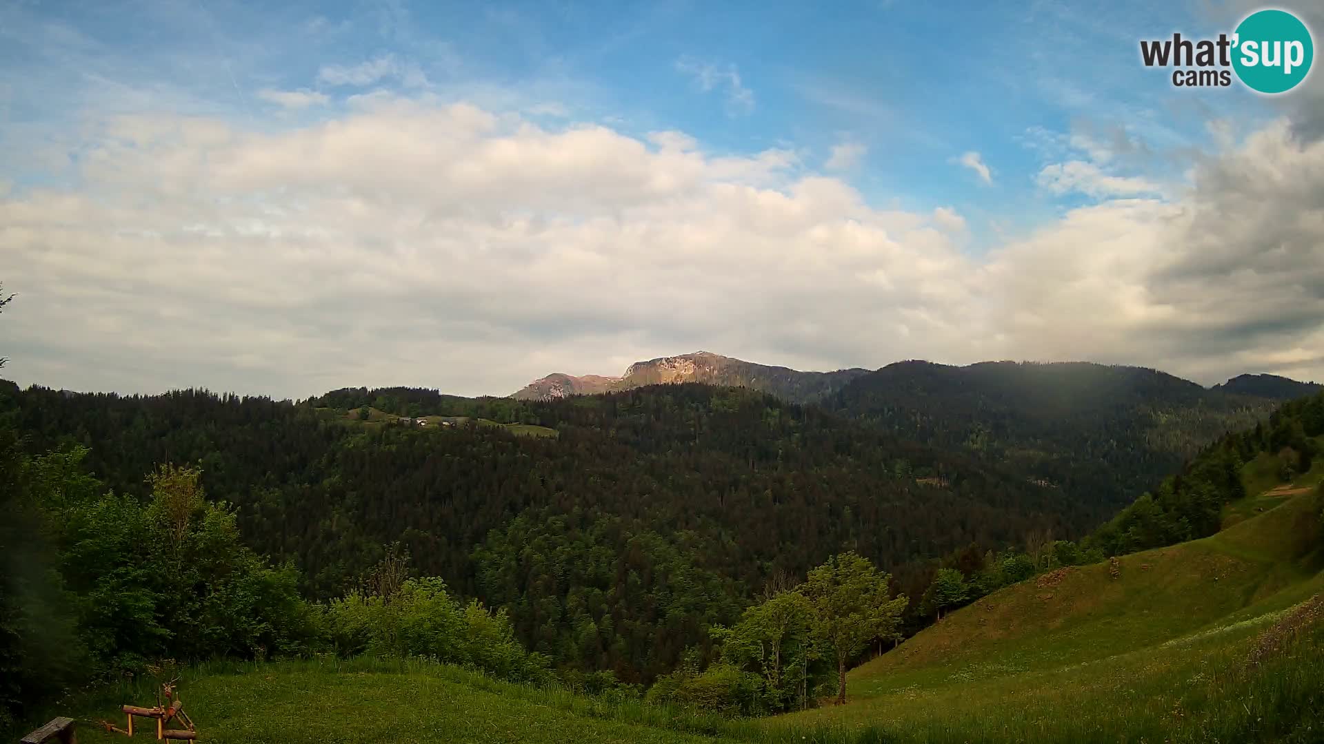 Web kamera Brunarica Dražgoše – Pogled uživo na Ratitovec (1666 m)