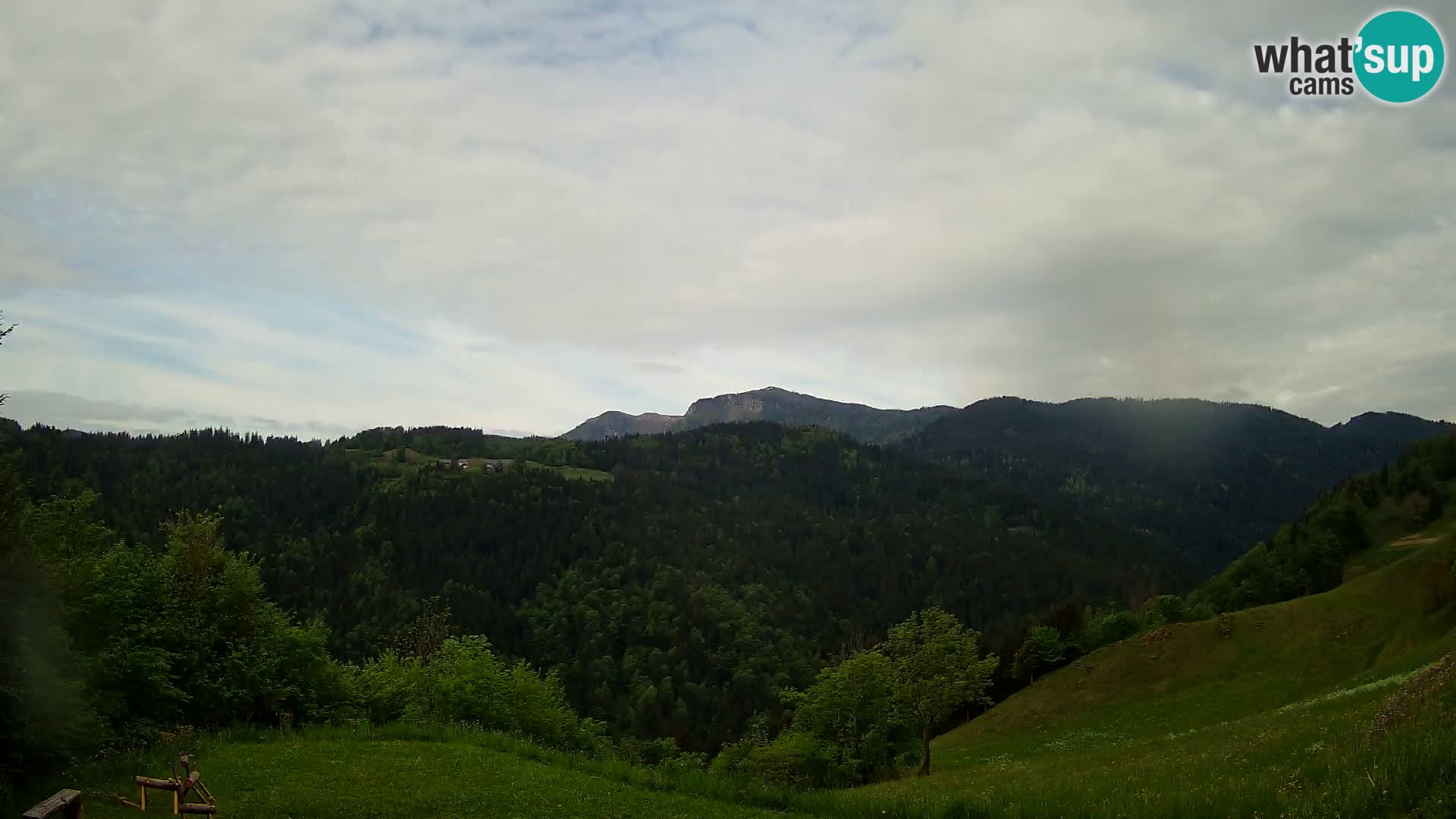 Web kamera Brunarica Dražgoše – Pogled uživo na Ratitovec (1666 m)