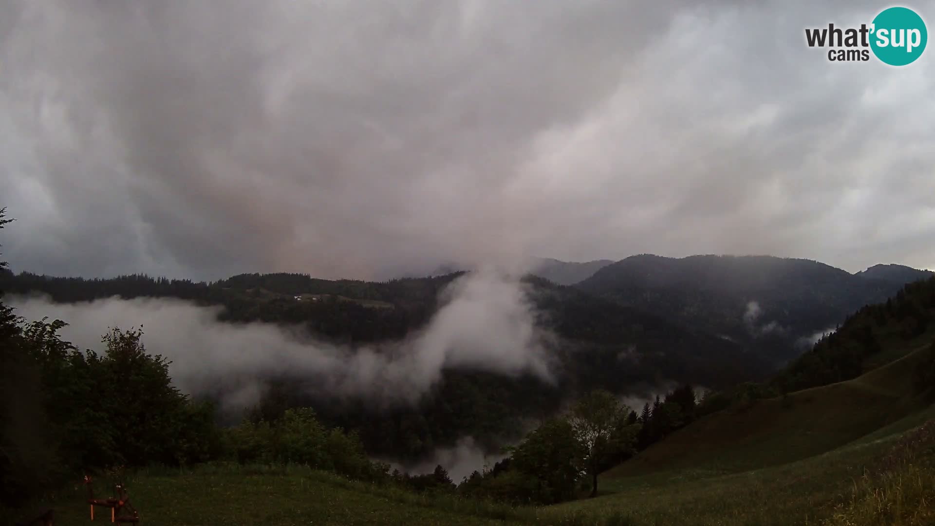 Webcam Brunarica Dražgoše – Live View of Ratitovec (1666 m)