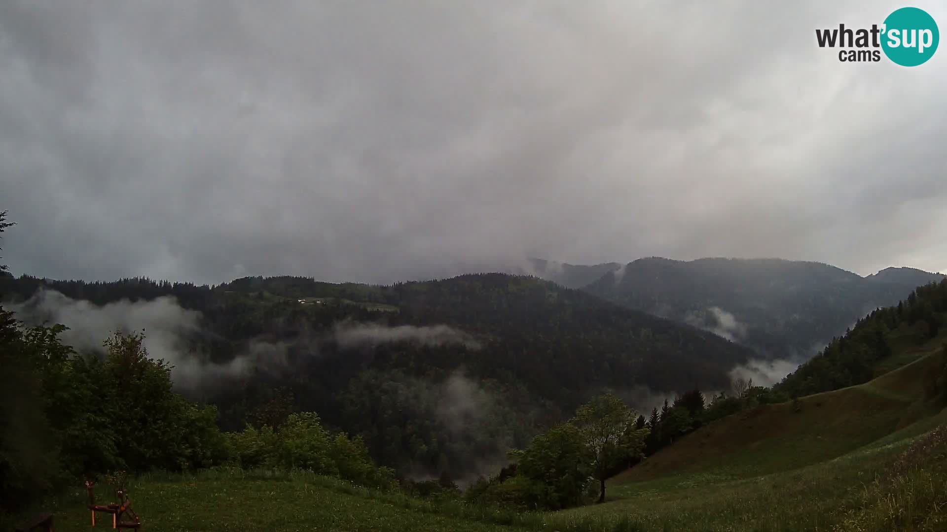 Webcam Brunarica Dražgoše – Live View of Ratitovec (1666 m)