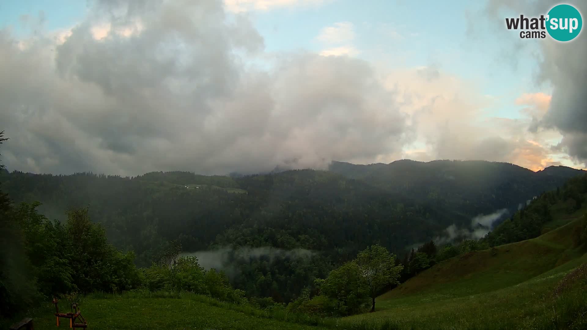 Webcam Brunarica Dražgoše – Live View of Ratitovec (1666 m)