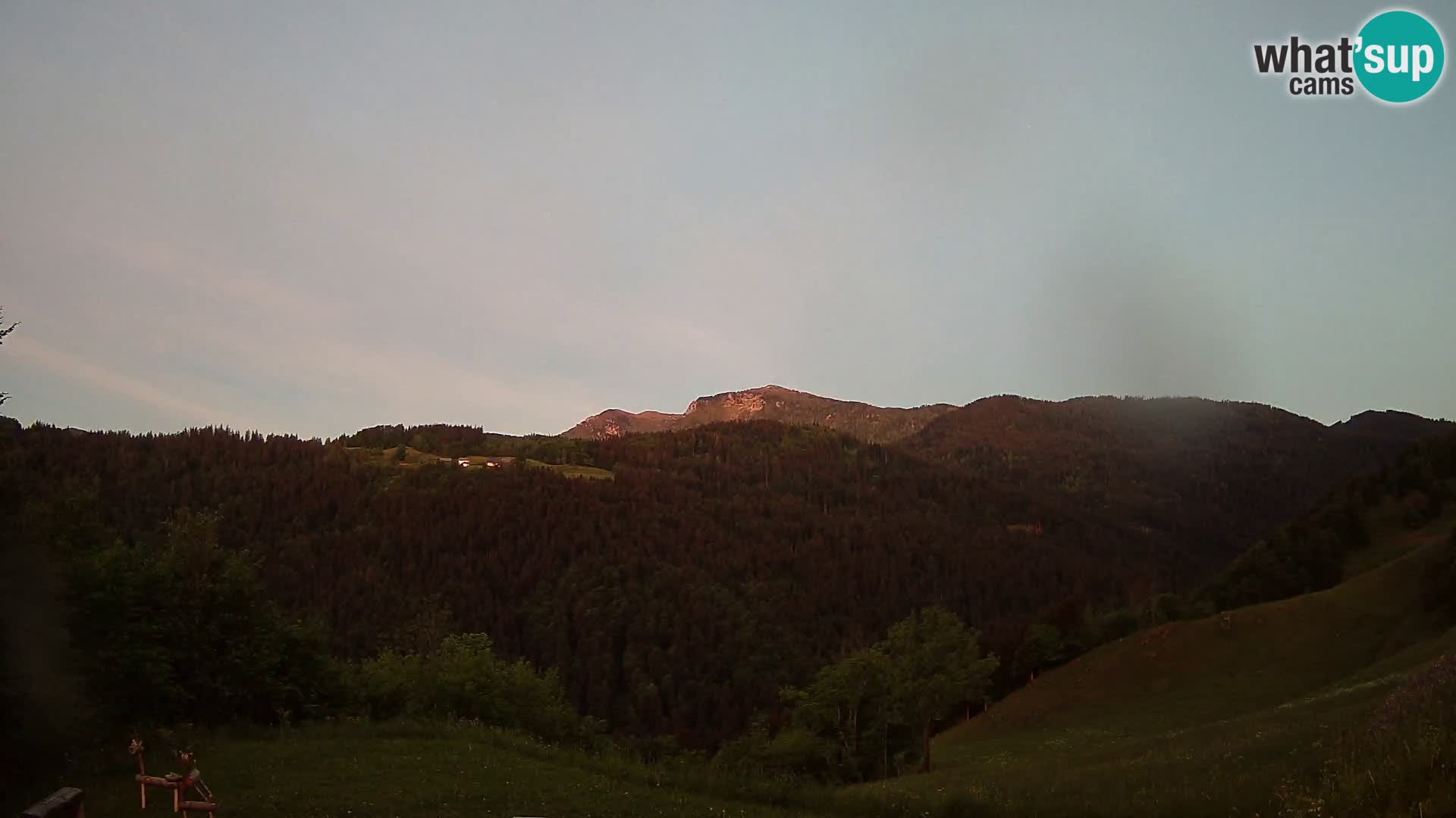 Spletna kamera Brunarica Dražgoše – Pogled v živo na Ratitovec (1666 m)