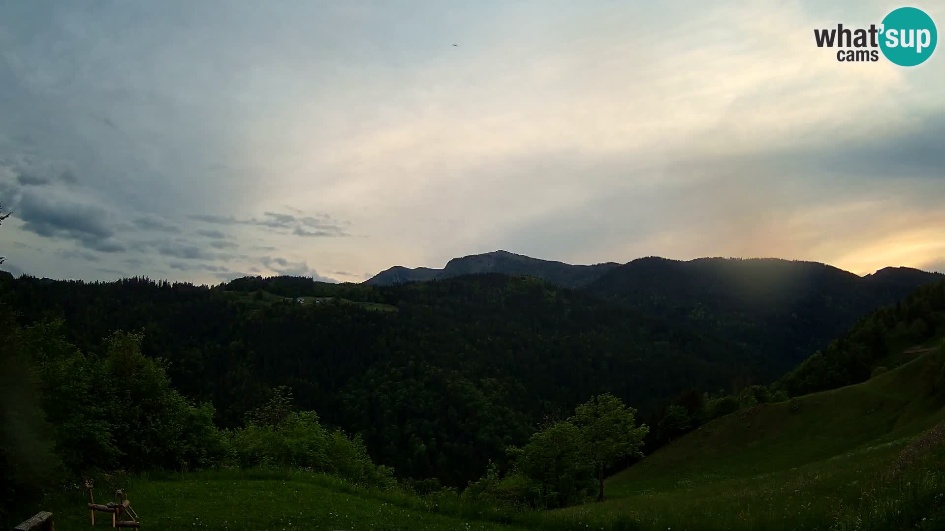 Web kamera Brunarica Dražgoše – Pogled uživo na Ratitovec (1666 m)