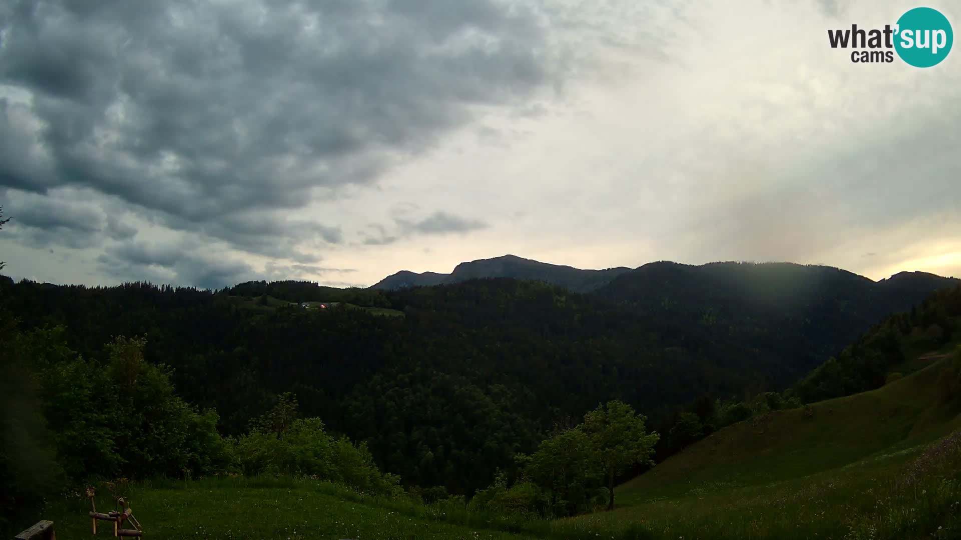 Webcam Brunarica Dražgoše – Live View of Ratitovec (1666 m)
