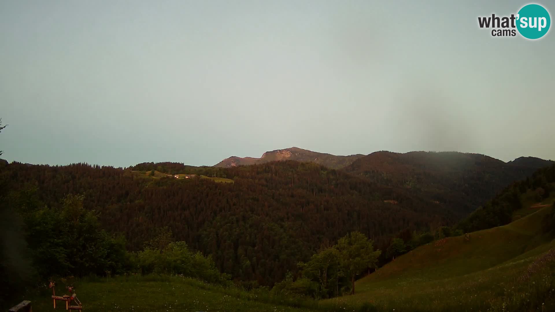 Spletna kamera Brunarica Dražgoše – Pogled v živo na Ratitovec (1666 m)