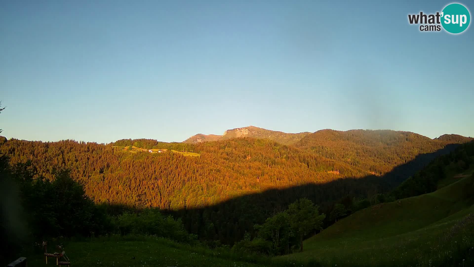 Spletna kamera Brunarica Dražgoše – Pogled v živo na Ratitovec (1666 m)