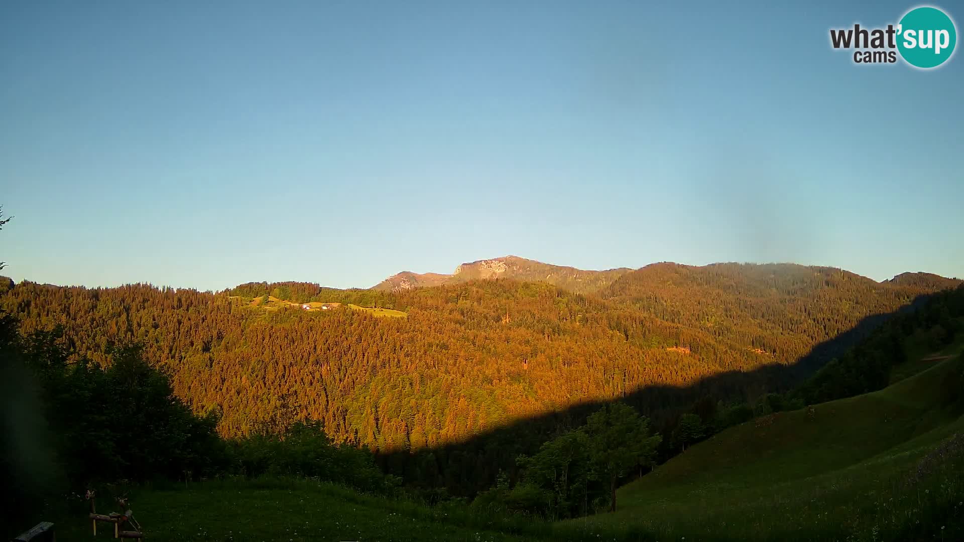 Webcam Brunarica Dražgoše – Live View of Ratitovec (1666 m)
