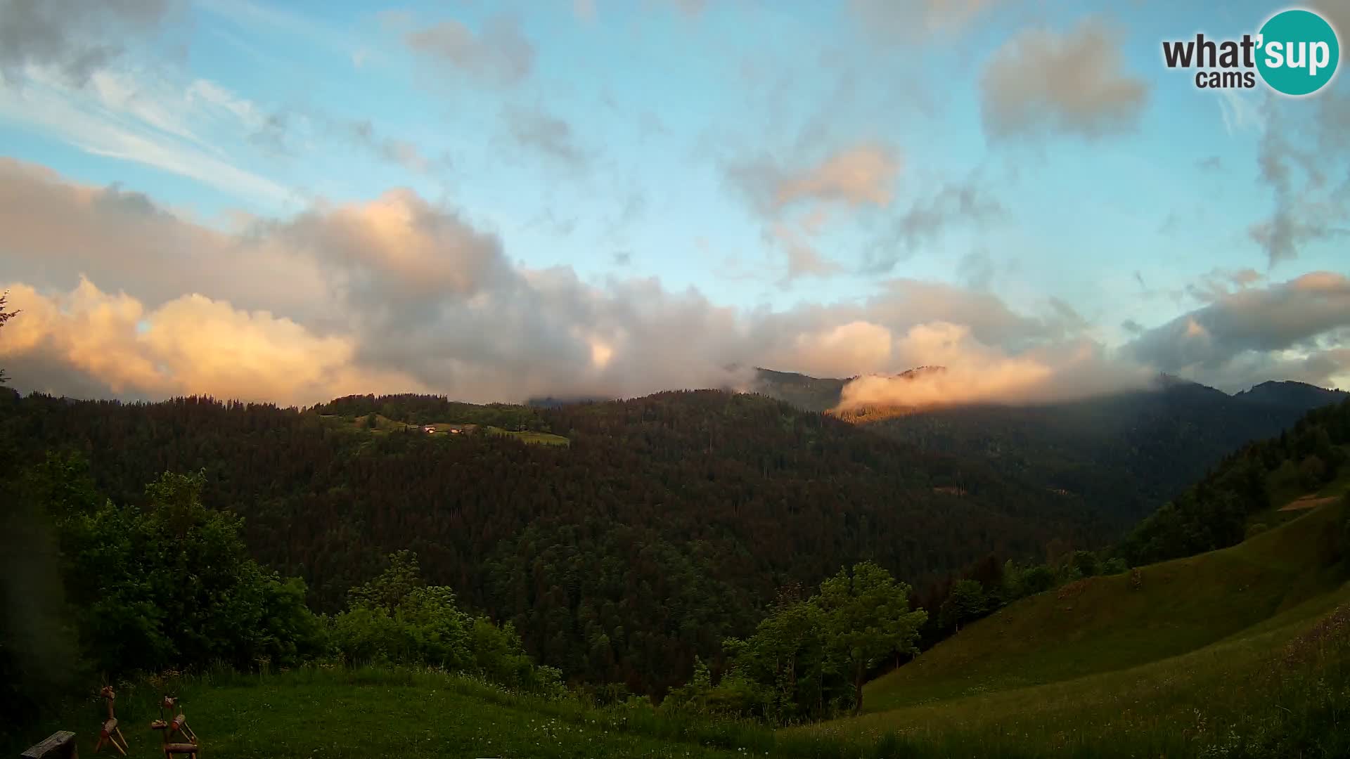 Spletna kamera Brunarica Dražgoše – Pogled v živo na Ratitovec (1666 m)