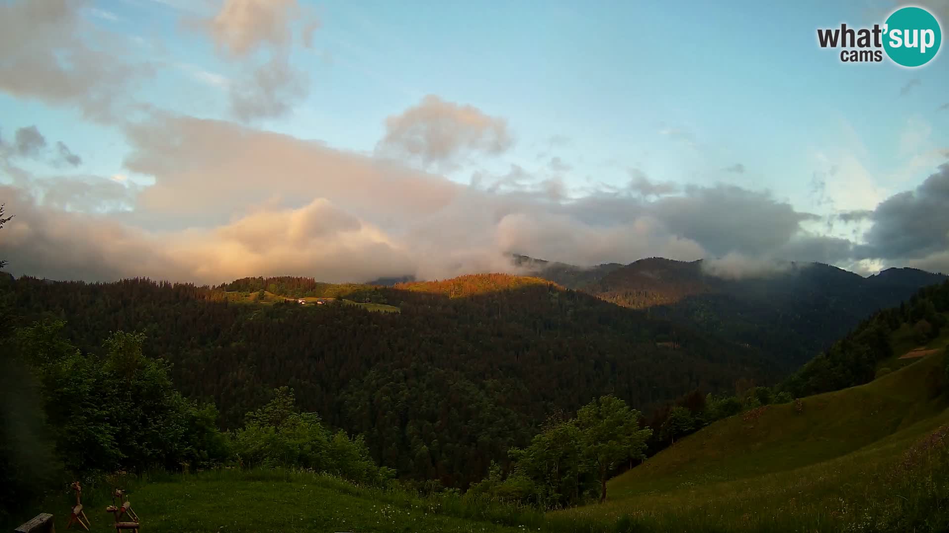 Webcam Brunarica Dražgoše – Live View of Ratitovec (1666 m)