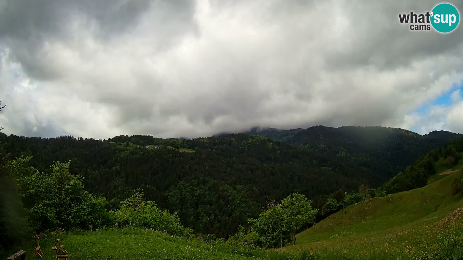 Webcam Brunarica Dražgoše – Live View of Ratitovec (1666 m)