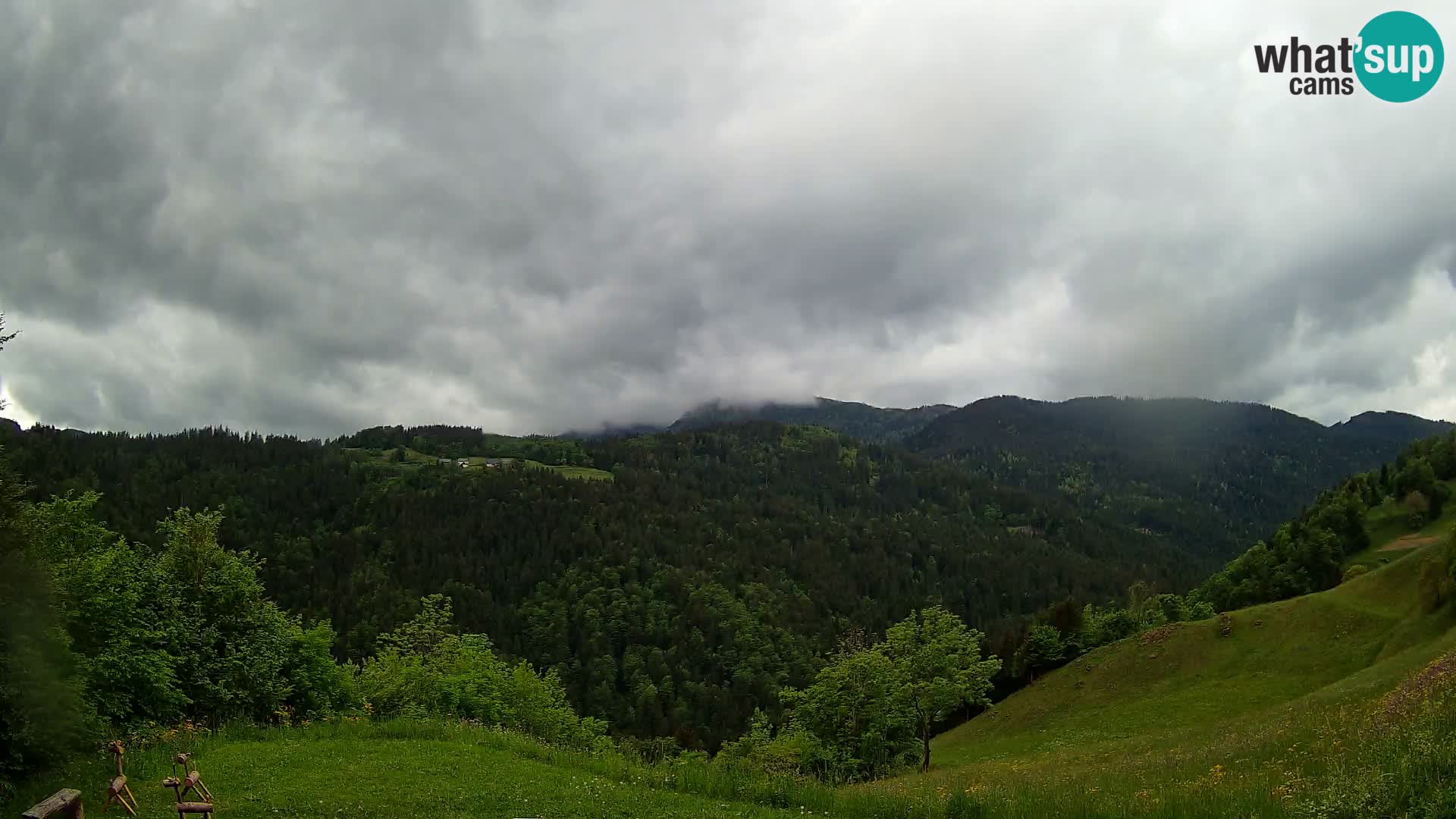 Spletna kamera Brunarica Dražgoše – Pogled v živo na Ratitovec (1666 m)
