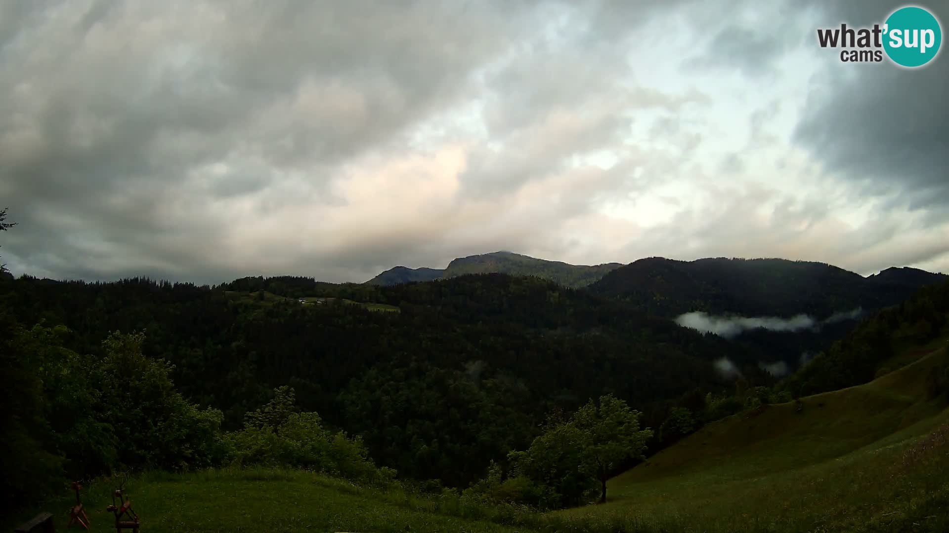 Web kamera Brunarica Dražgoše – Pogled uživo na Ratitovec (1666 m)