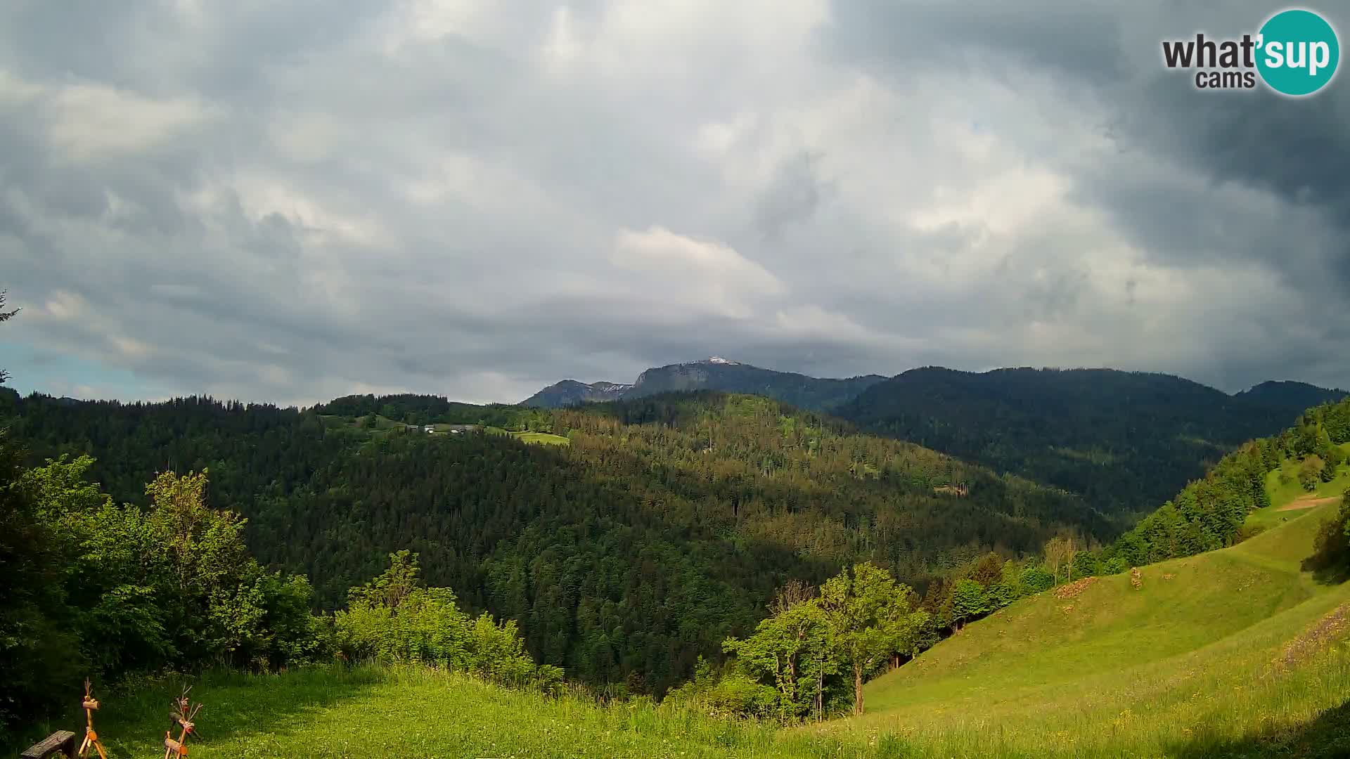 Webcam Brunarica Dražgoše – Live View of Ratitovec (1666 m)