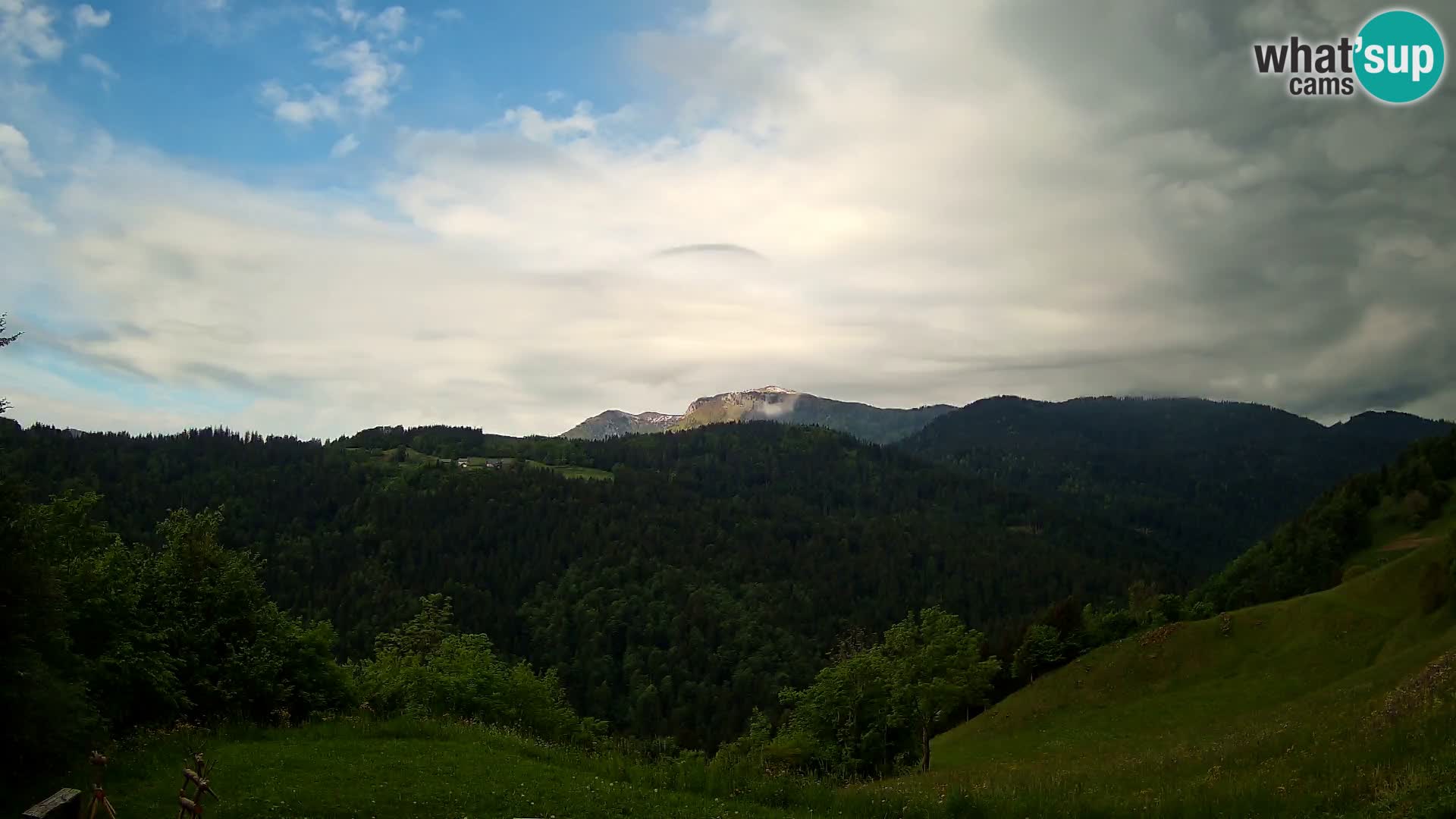 Webcam Brunarica Dražgoše – Live View of Ratitovec (1666 m)