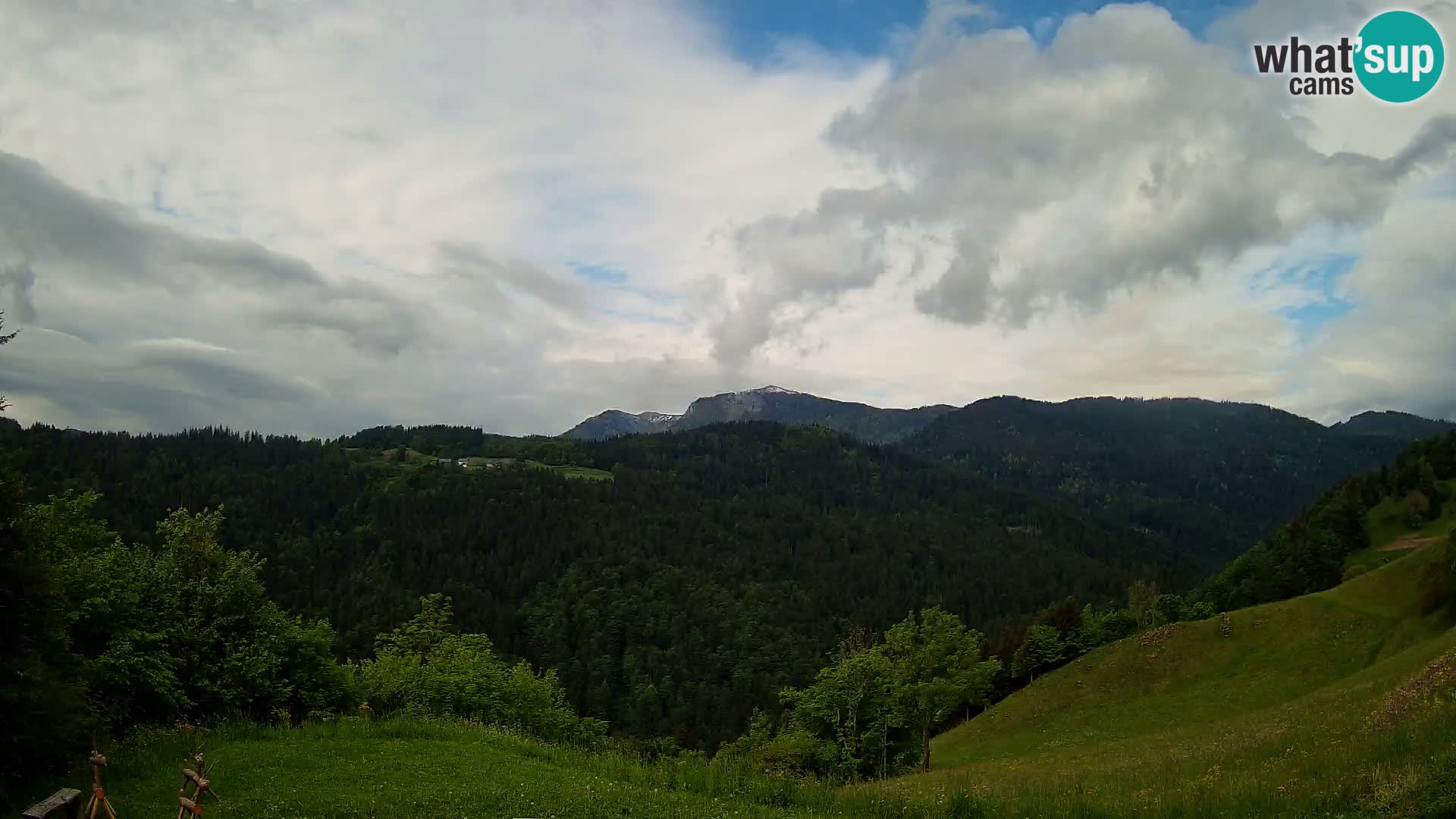 Webcam Brunarica Dražgoše – Live View of Ratitovec (1666 m)