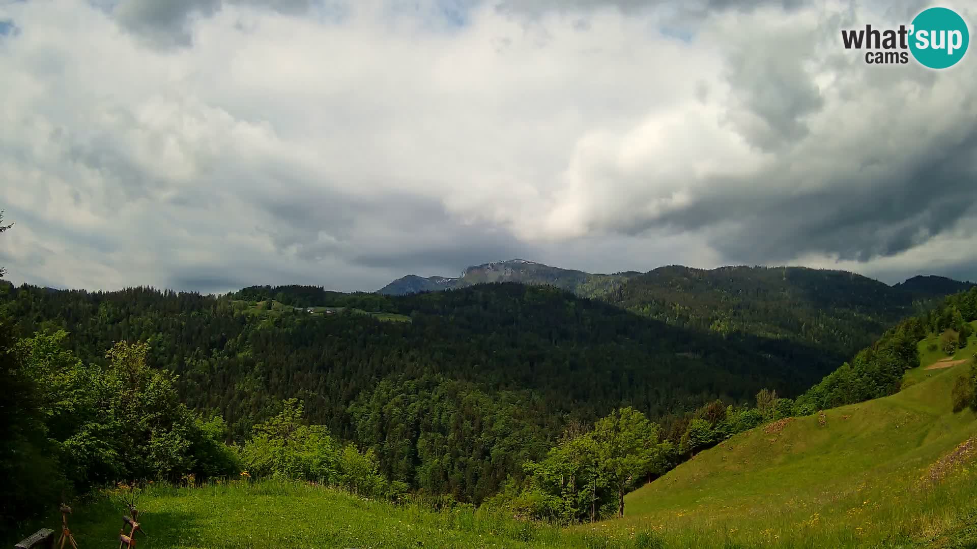 Spletna kamera Brunarica Dražgoše – Pogled v živo na Ratitovec (1666 m)