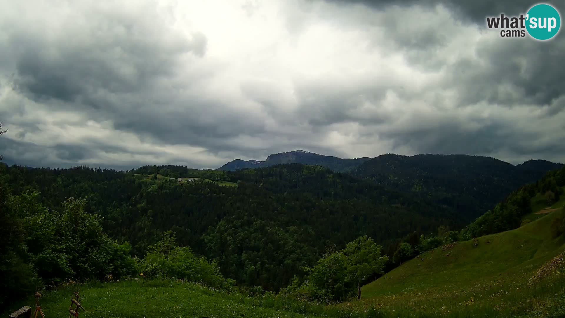 Webcam Brunarica Dražgoše – Vista live sul Ratitovec (1666 m)