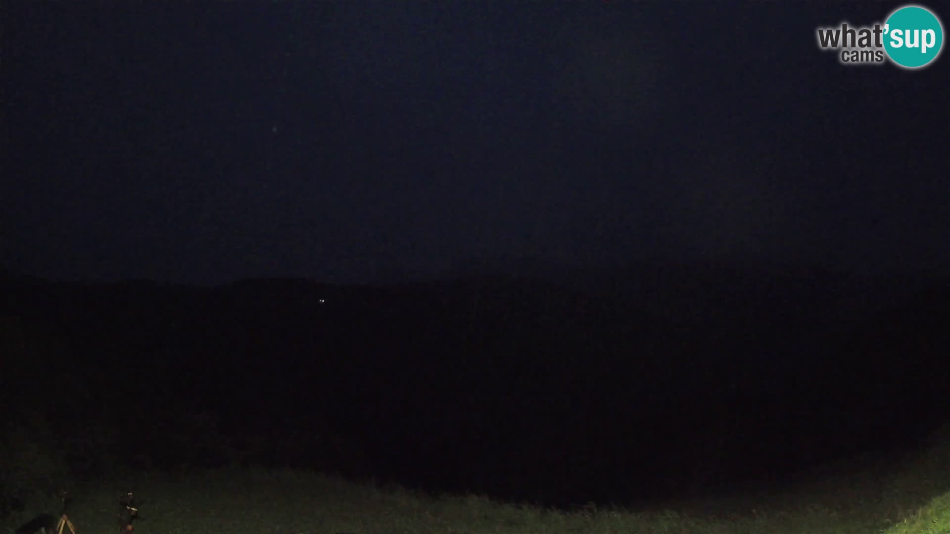 Spletna kamera Brunarica Dražgoše – Pogled v živo na Ratitovec (1666 m)