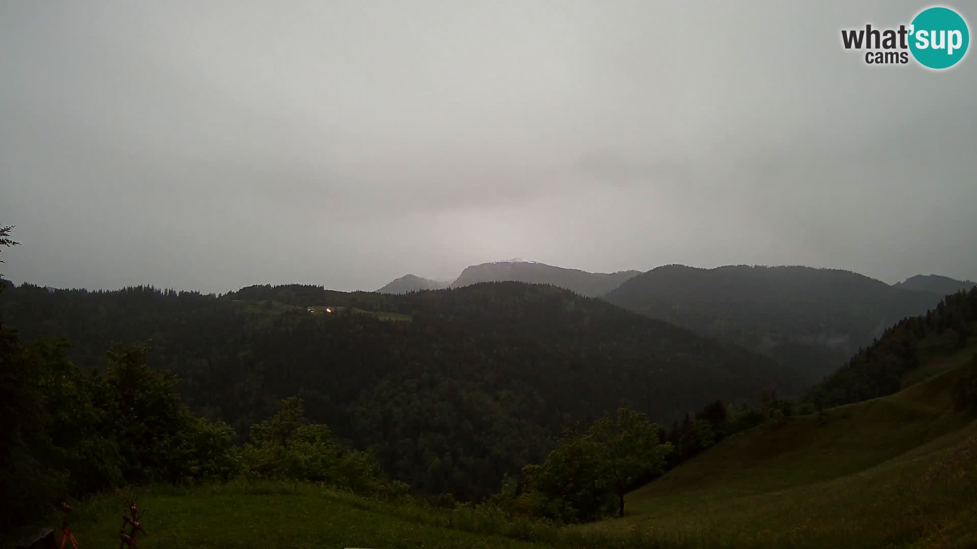 Spletna kamera Brunarica Dražgoše – Pogled v živo na Ratitovec (1666 m)