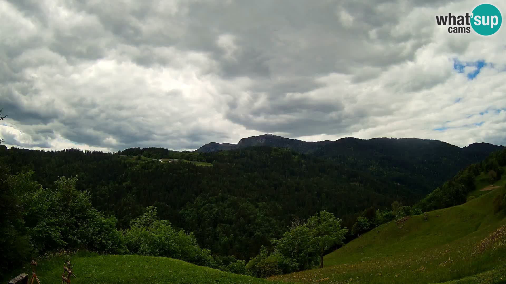 Spletna kamera Brunarica Dražgoše – Pogled v živo na Ratitovec (1666 m)