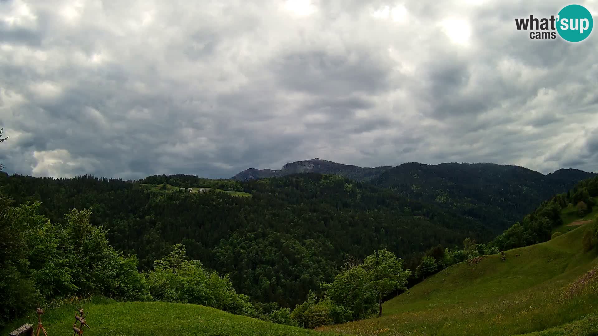 Web kamera Brunarica Dražgoše – Pogled uživo na Ratitovec (1666 m)