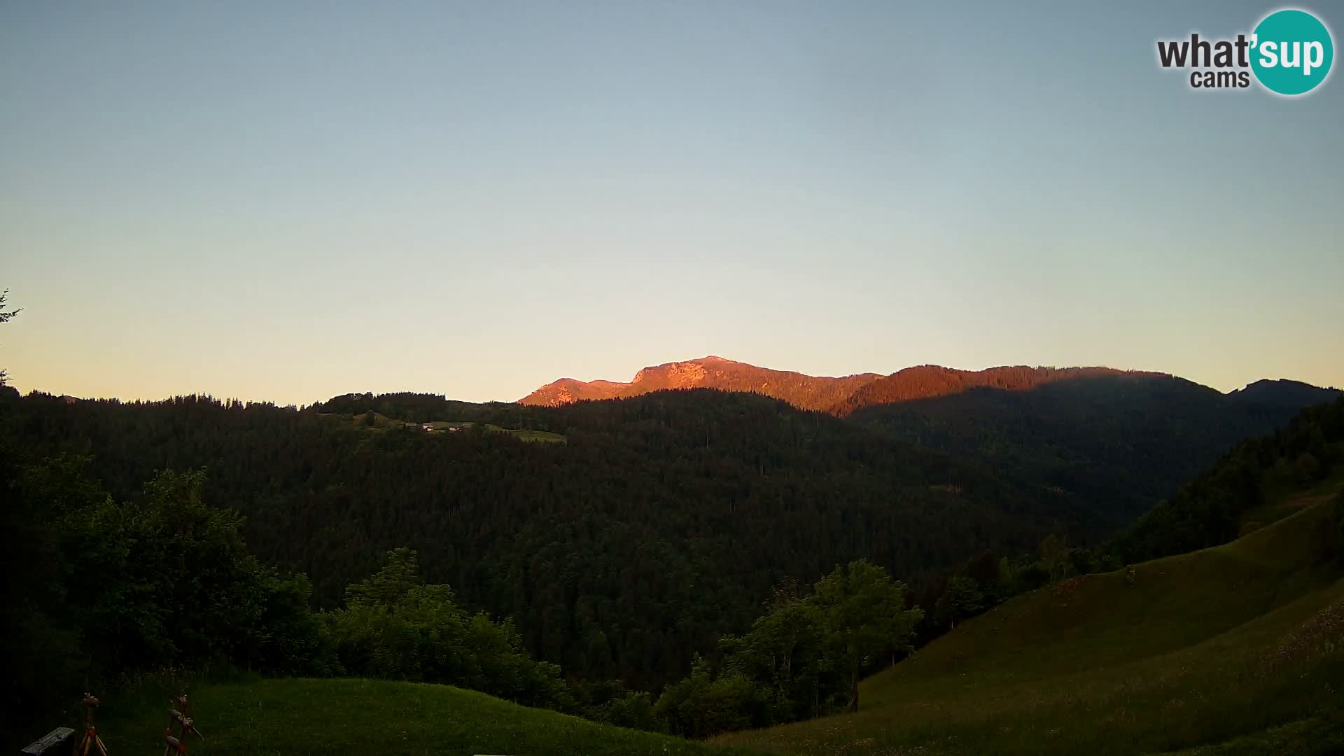 Web kamera Brunarica Dražgoše – Pogled uživo na Ratitovec (1666 m)