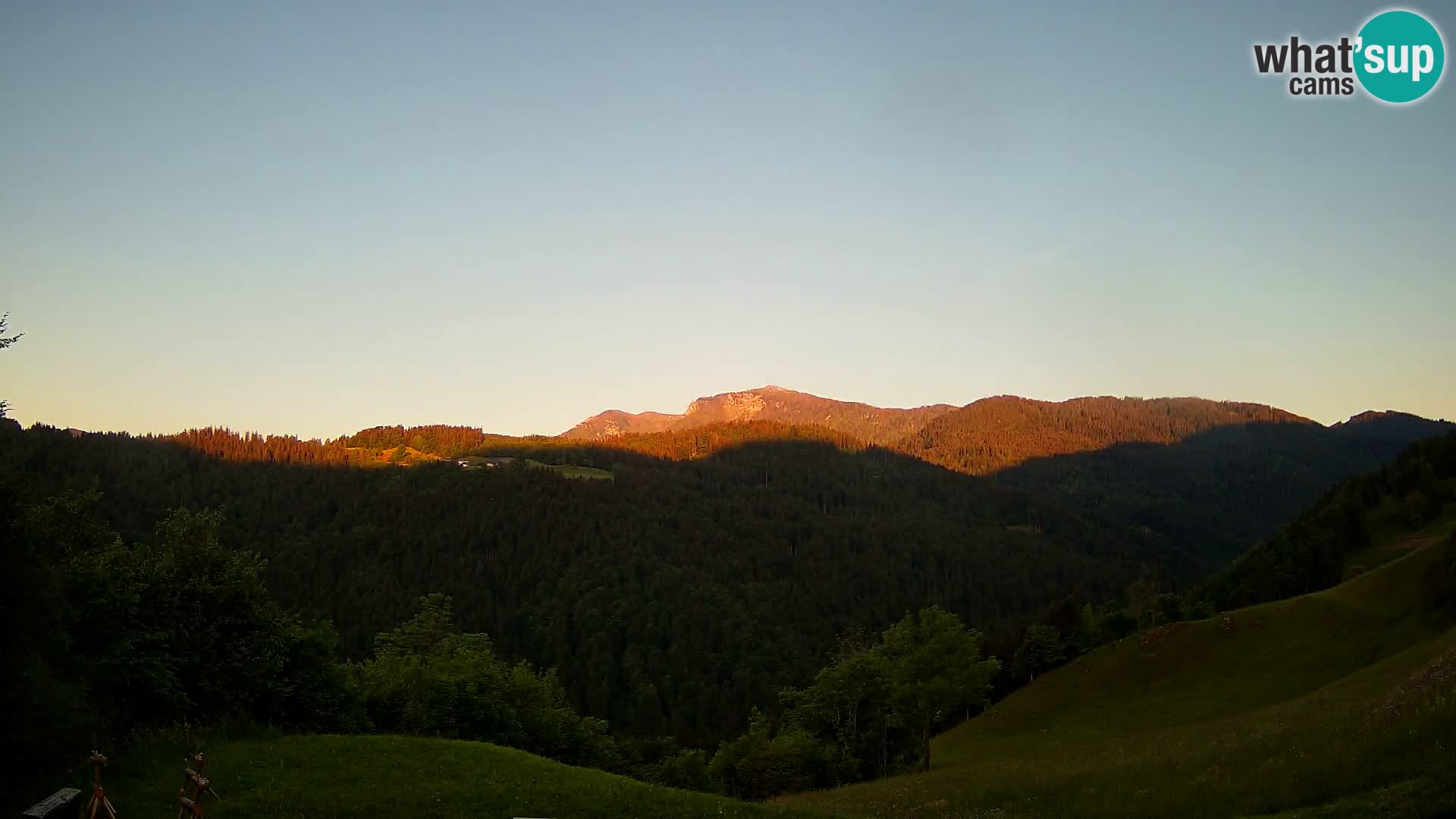 Spletna kamera Brunarica Dražgoše – Pogled v živo na Ratitovec (1666 m)