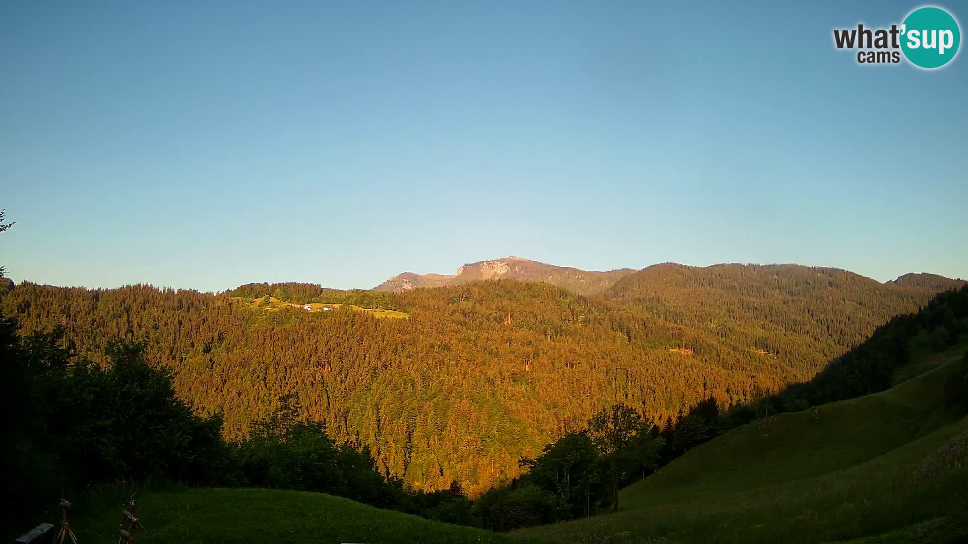 Spletna kamera Brunarica Dražgoše – Pogled v živo na Ratitovec (1666 m)