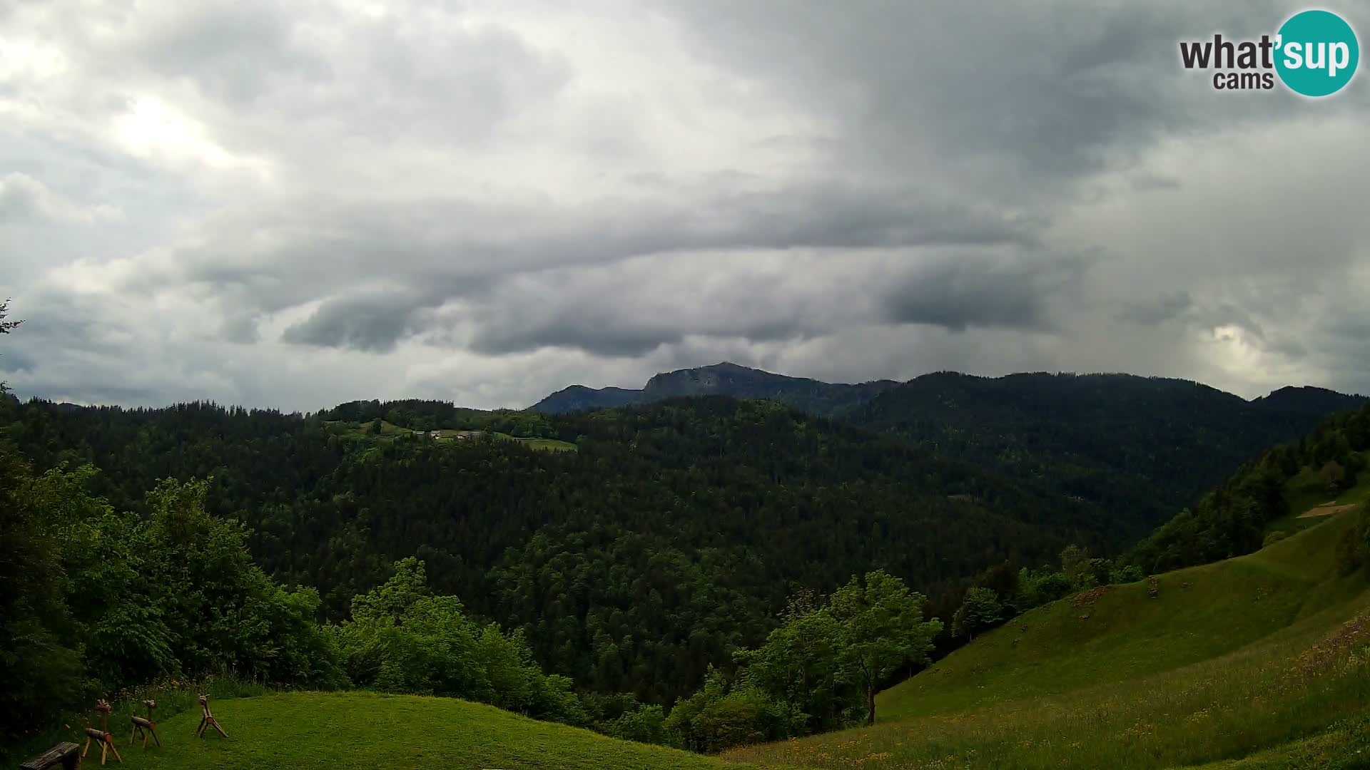 Web kamera Brunarica Dražgoše – Pogled uživo na Ratitovec (1666 m)