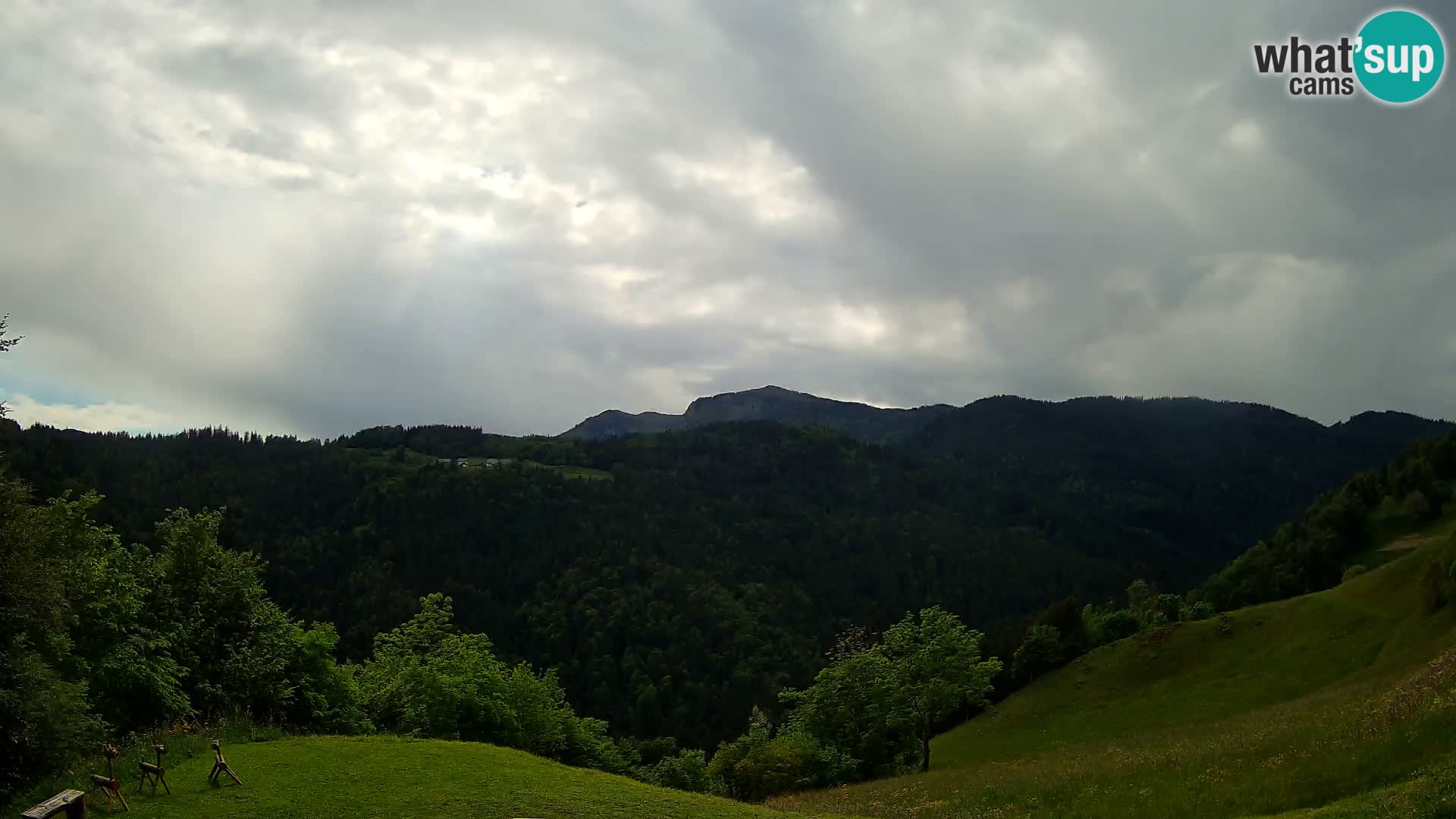 Web kamera Brunarica Dražgoše – Pogled uživo na Ratitovec (1666 m)