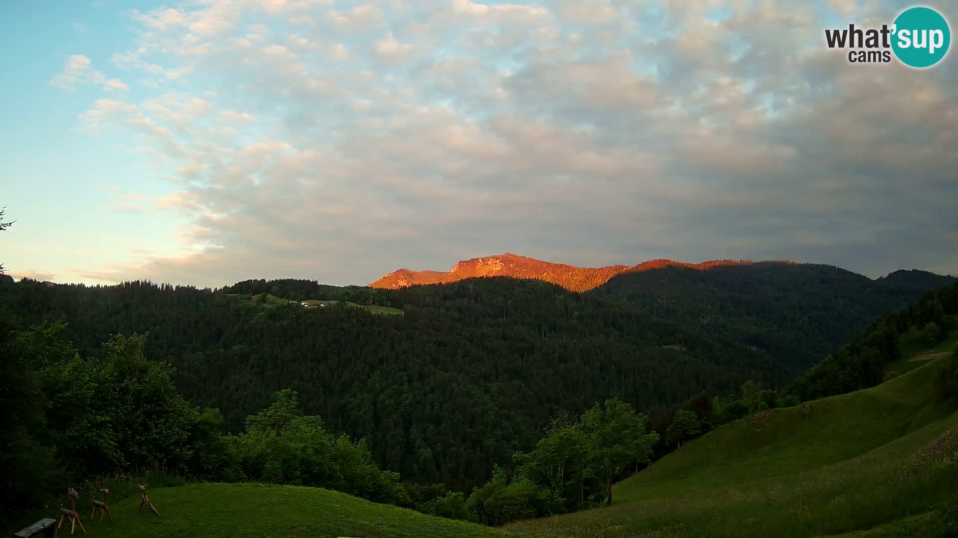 Spletna kamera Brunarica Dražgoše – Pogled v živo na Ratitovec (1666 m)