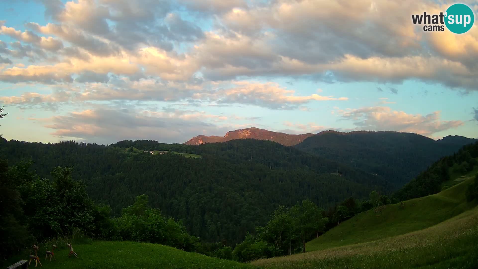 Spletna kamera Brunarica Dražgoše – Pogled v živo na Ratitovec (1666 m)