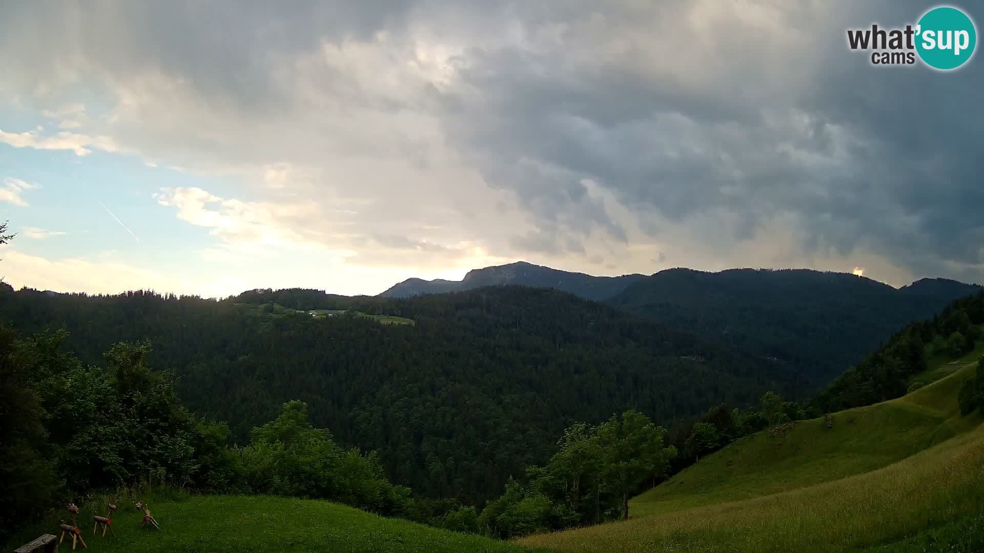 Spletna kamera Brunarica Dražgoše – Pogled v živo na Ratitovec (1666 m)