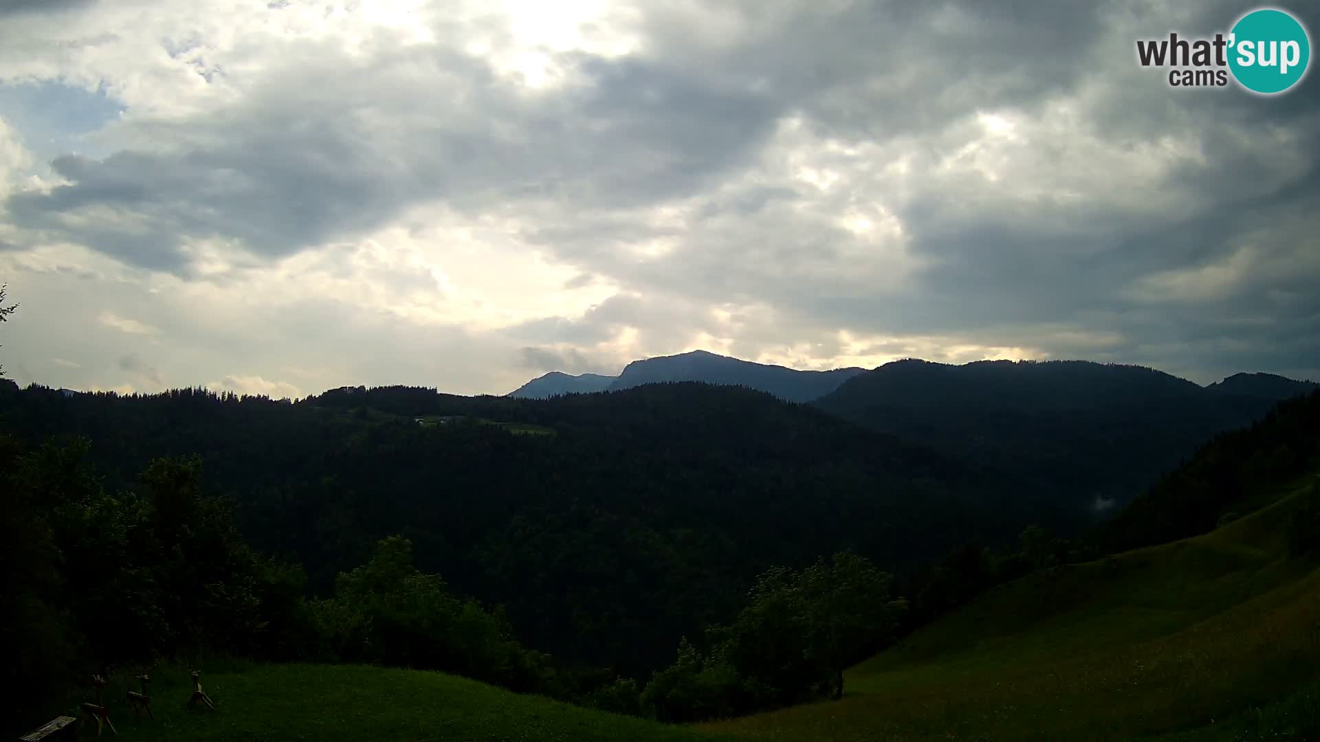 Webcam Brunarica Dražgoše – Live View of Ratitovec (1666 m)