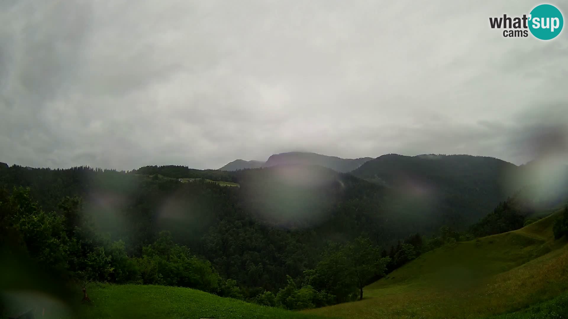 Spletna kamera Brunarica Dražgoše – Pogled v živo na Ratitovec (1666 m)