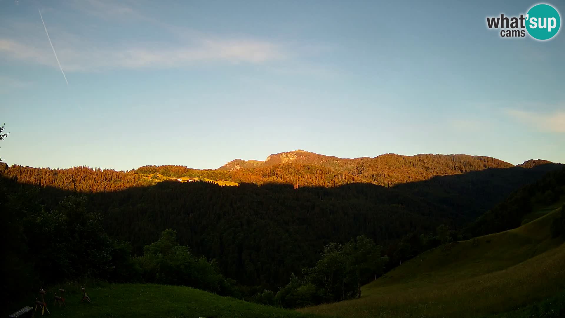 Spletna kamera Brunarica Dražgoše – Pogled v živo na Ratitovec (1666 m)