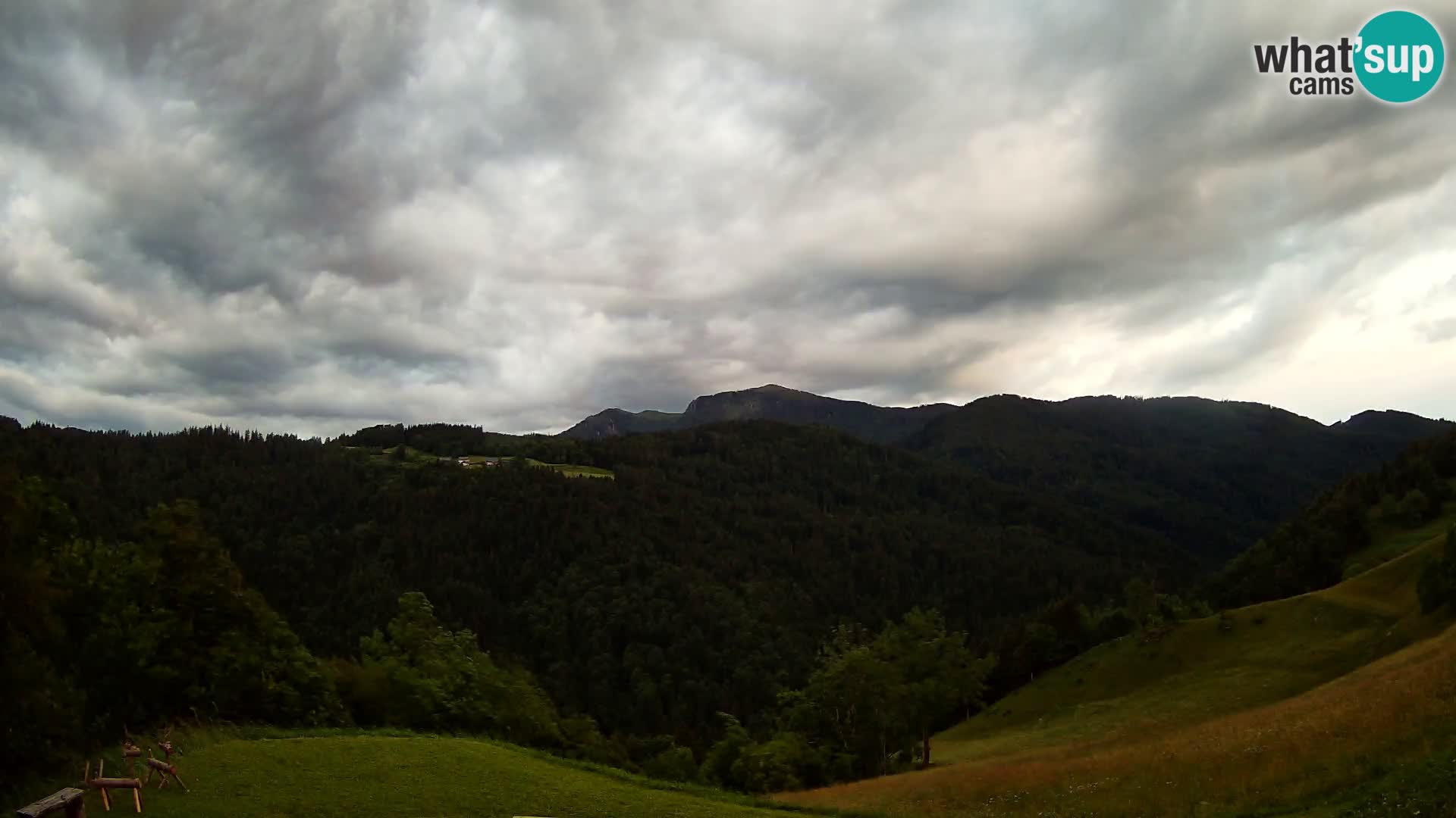 Web kamera Brunarica Dražgoše – Pogled uživo na Ratitovec (1666 m)