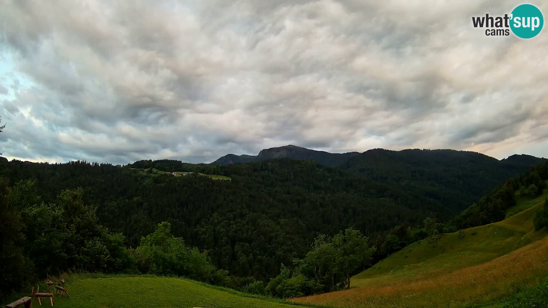 Web kamera Brunarica Dražgoše – Pogled uživo na Ratitovec (1666 m)